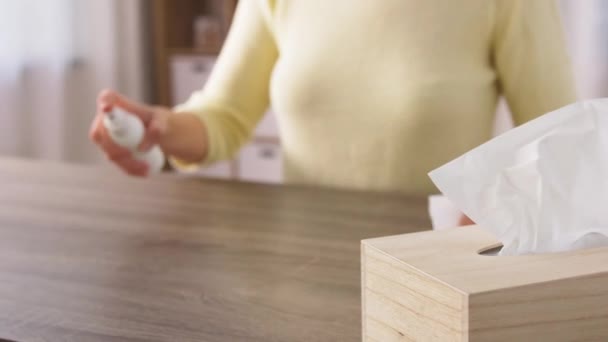 Close-up van vrouw schoonmaken tafel thuis — Stockvideo