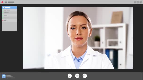 Sorridente medico femminile avendo consultazione online — Video Stock