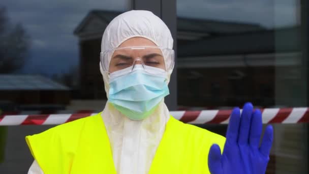 Trabajador sanitario en equipo de protección al aire libre — Vídeos de Stock