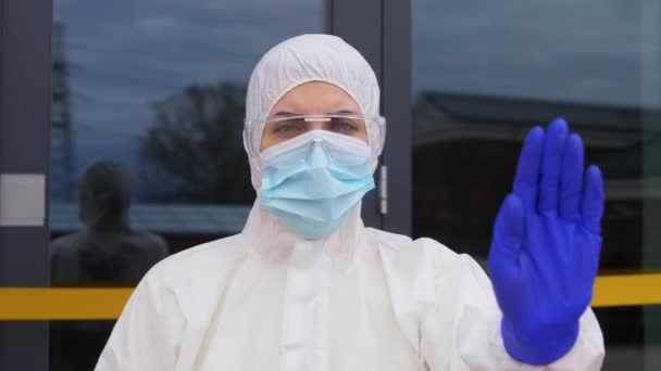 Healthcare worker in protective gear outdoors — Stock Video