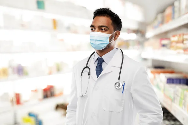 Médico masculino indio en máscara médica en la farmacia — Foto de Stock