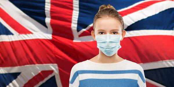 Tonårstjej i mask över Förenade kungarikets flagga — Stockfoto