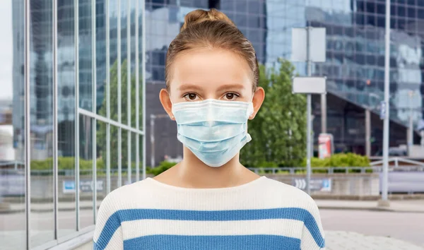 Tonårstjej i medicinsk mask över stadsgatan — Stockfoto