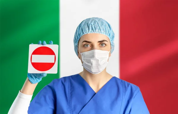 意大利医生或护士戴口罩，有停车标志 — 图库照片