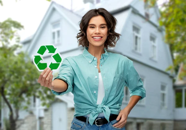 Mosolygó fiatal nő gazdaság zöld újrahasznosítás jel — Stock Fotó