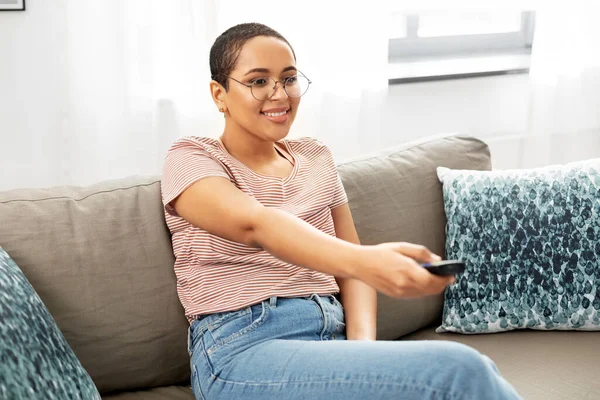 Mulher americana africana feliz assistindo tv em casa — Fotografia de Stock