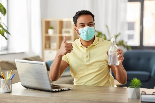 Muž v masce s dezinfekcí rukou v kanceláři — Stock fotografie