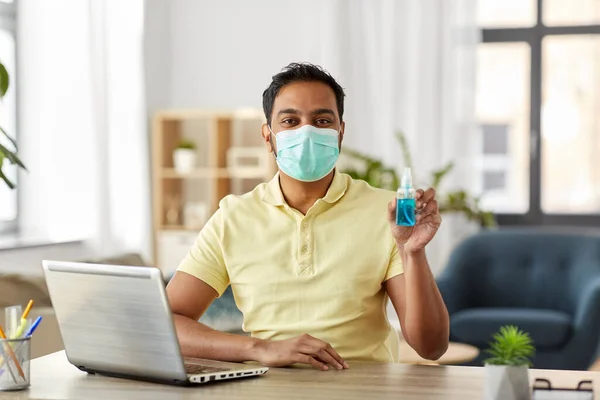 Muž v masce s dezinfekcí rukou v kanceláři — Stock fotografie
