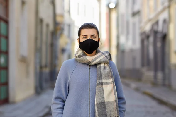 Kvinna bär skyddande återanvändbar barriär mask — Stockfoto