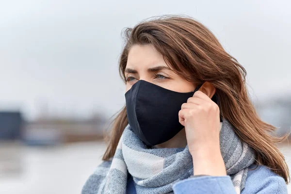 Kvinna bär skyddande återanvändbar barriär mask — Stockfoto