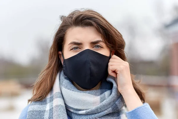 Kvinna bär skyddande återanvändbar barriär mask — Stockfoto