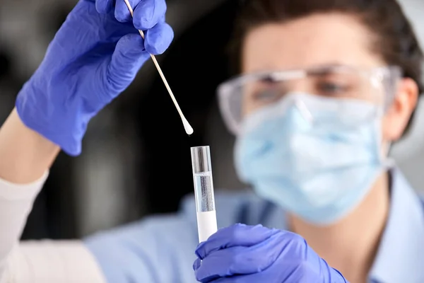 Lékař drží kádinka s koronavirem test — Stock fotografie