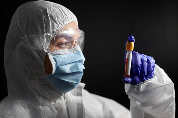 Cientista em máscara protetora com tubo de ensaio — Fotografia de Stock