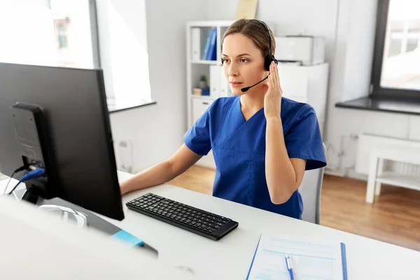 Médecin avec casque et ordinateur à l'hôpital — Photo