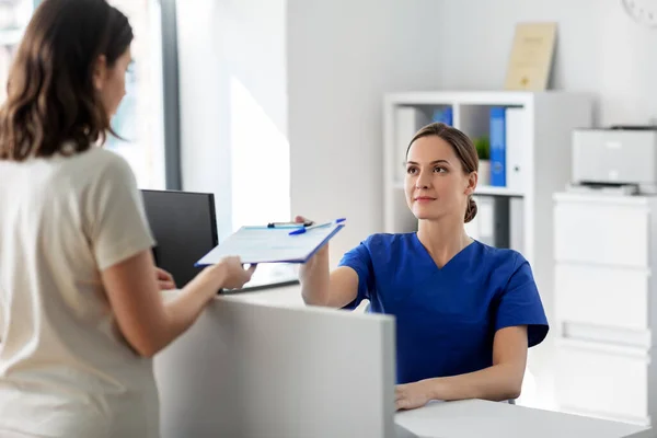 Hastanedeki hasta ve panosu olan doktor. — Stok fotoğraf