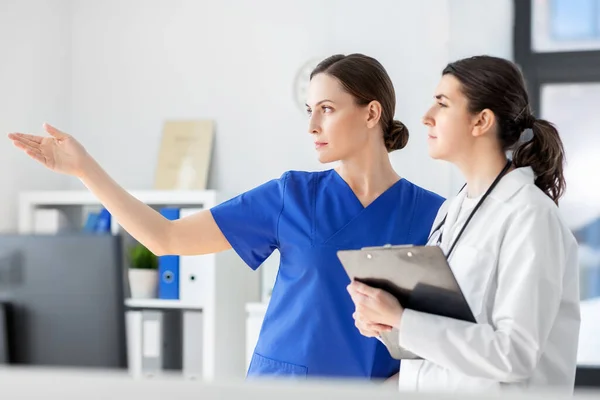 Infermiera mostrando qualcosa al medico in ospedale — Foto Stock