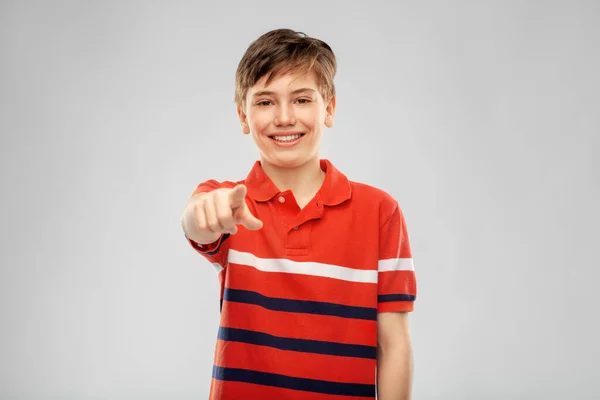 Портрет улыбающегося мальчика, указывающего пальцем на камеру — стоковое фото