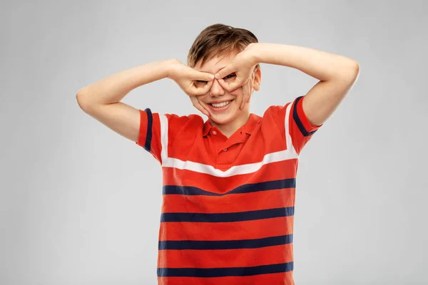 Feliz sonriente chico mirando a través de dedo gafas —  Fotos de Stock