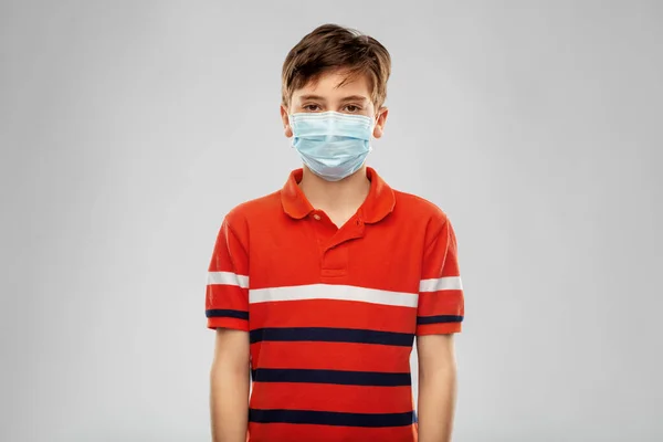 의료용 마스크를 쓰고 있는 소년 — 스톡 사진