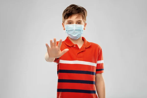 의료용 마스크를 쓰고 있는 소년 — 스톡 사진