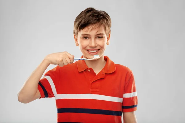 Χαρούμενο αγόρι βουρτσίζει τα δόντια του με οδοντόβουρτσα — Φωτογραφία Αρχείου