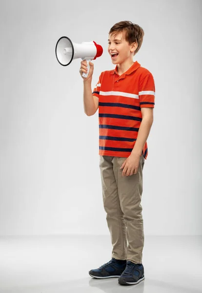 Garçon parlant au mégaphone — Photo