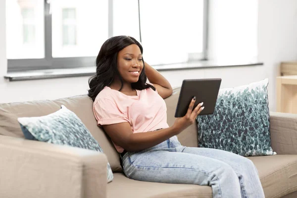 Afro-amerikai nő tabletta pc otthon — Stock Fotó