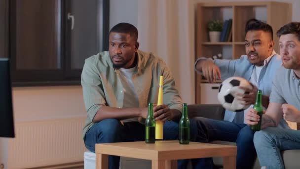 Amigos com bola e vuvuzela assistindo futebol — Vídeo de Stock