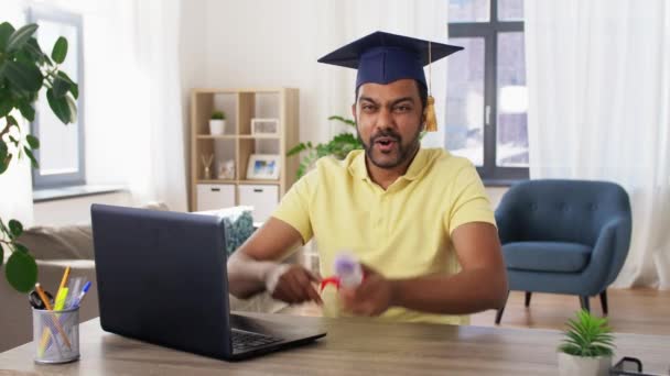 Gelukkig indisch student met diploma thuis — Stockvideo