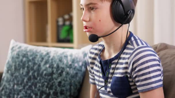 Jongen met gamepad spelen video game thuis — Stockvideo