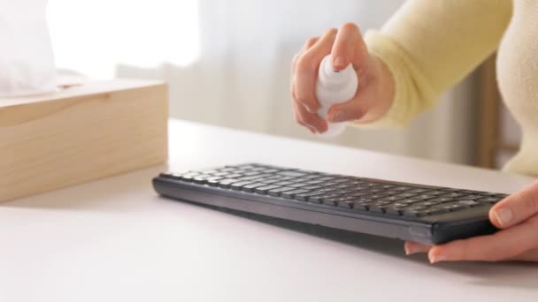 Primer plano del teclado de limpieza de mujer con desinfectante — Vídeos de Stock