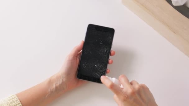 Close-up van vrouw schoonmaken smartphone — Stockvideo