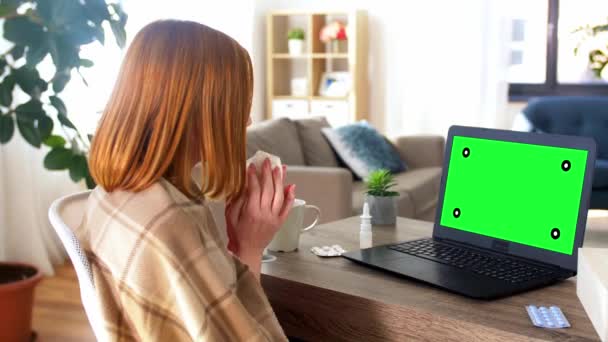 Mulher doente ter chamada de vídeo no laptop em casa — Vídeo de Stock