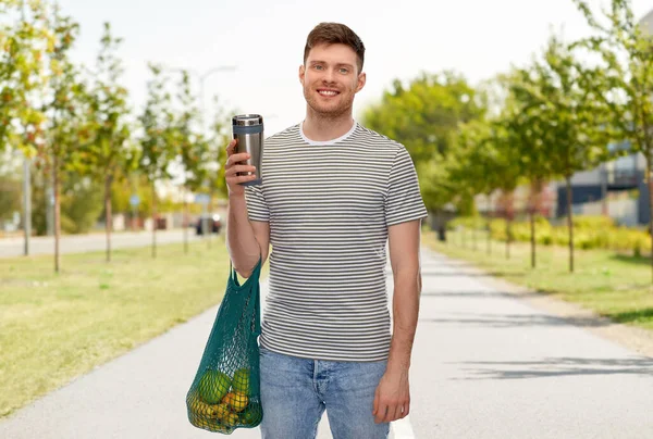 Mann mit Essen in Tüte und Becher oder Thermobecher — Stockfoto