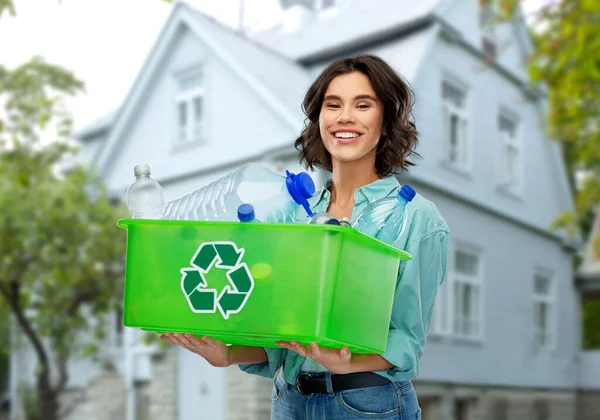 プラスチックごみを屋外で分別する笑顔の若い女性 — ストック写真