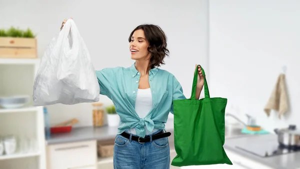 Frau mit Plastik und wiederverwendbarer Einkaufstasche — Stockfoto