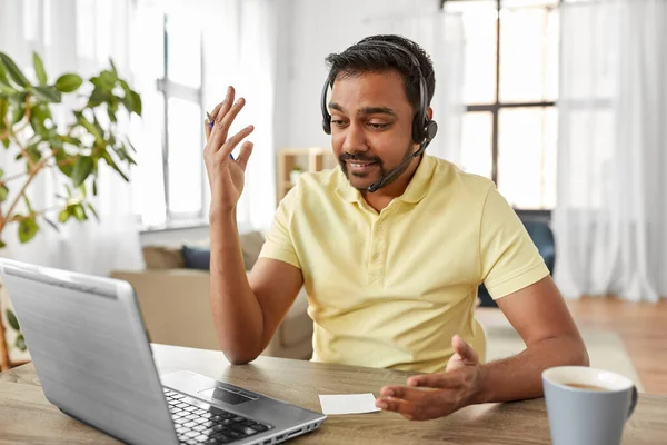Pria India dengan headset dan laptop yang bekerja di rumah — Stok Foto
