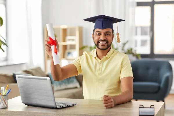 Estudante indiano com laptop e diploma em casa — Fotografia de Stock