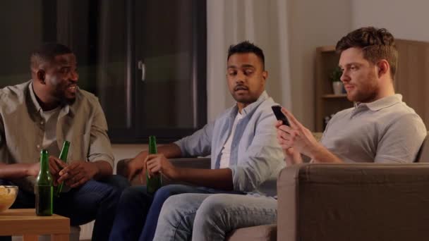 Amigos varones bebiendo cerveza y hablando en casa — Vídeos de Stock