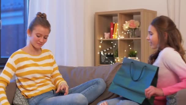 Gelukkig tiener meisjes met winkelen tassen thuis — Stockvideo