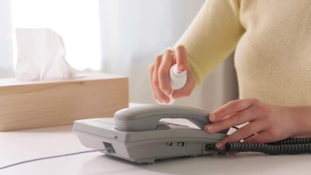 Nahaufnahme einer Frau, die Telefon mit Desinfektionsmittel reinigt — Stockvideo