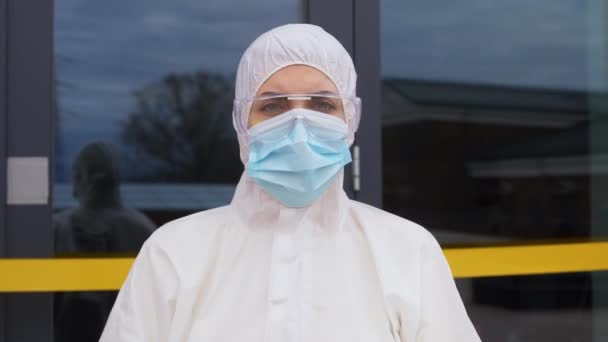 Healthcare worker showing biohazard sign — Stock Video