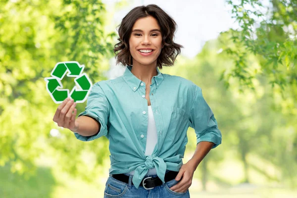 Joven sonriente sosteniendo letrero de reciclaje verde — Foto de Stock