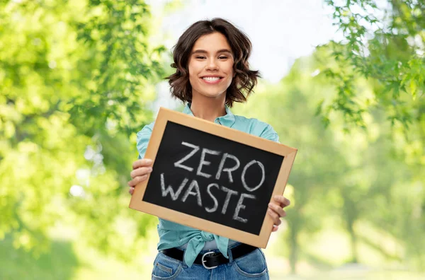 Glückliche Frau mit Kreidetafel ohne Worte der Verschwendung — Stockfoto