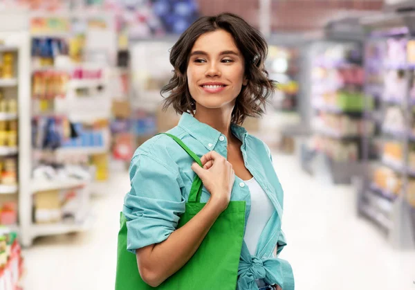 Mujer con bolsa de lona reutilizable para compras de alimentos — Foto de Stock