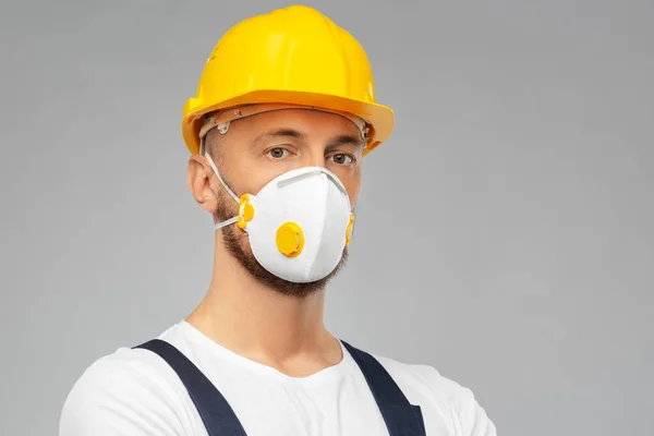 Trabalhador masculino ou construtor em capacete e respirador — Fotografia de Stock