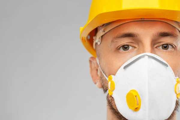 Mężczyzna pracownik lub budowniczy w kasku i respiratorze — Zdjęcie stockowe