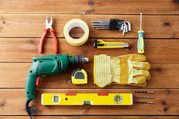 Différents outils de travail sur des planches en bois — Photo