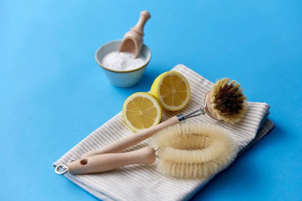 Cepillos de limpieza, limón y refrescos de lavado sobre tela —  Fotos de Stock
