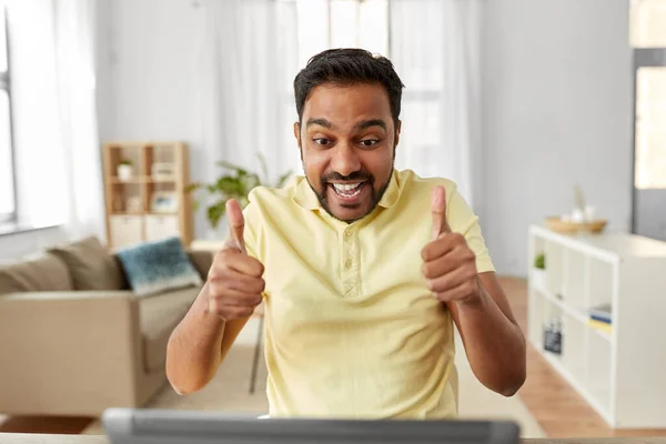 Mężczyzna z laptopem ma wideo czat i pokazuje kciuki do góry — Zdjęcie stockowe